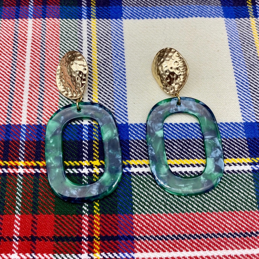 Green tortoise shell and Gold drop earrings - Picture 2 of 5
